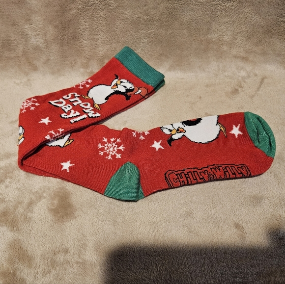 🍓🍄Womens Knee High Christmas Holiday Penguin Socks - Never Worn🍄🍓 - Picture 4 of 5